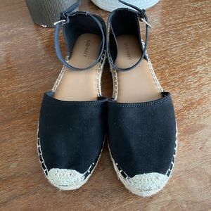 Old Navy Closed Toe Strapped Sandals